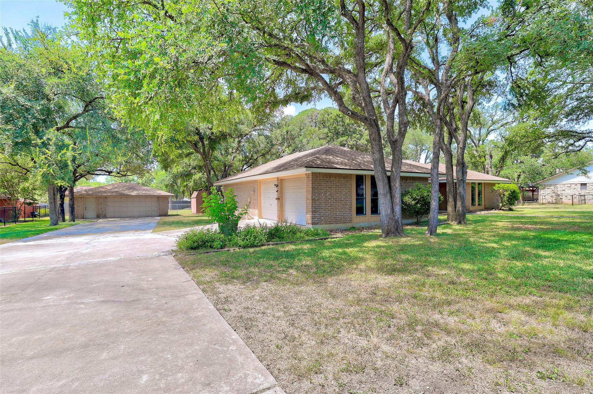 307 Las Plumas DR