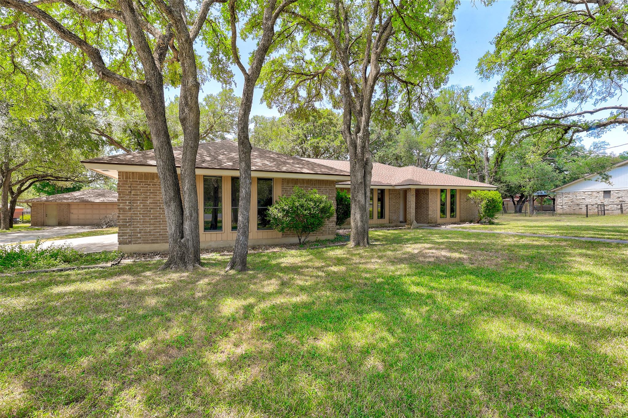 307 Las Plumas DR