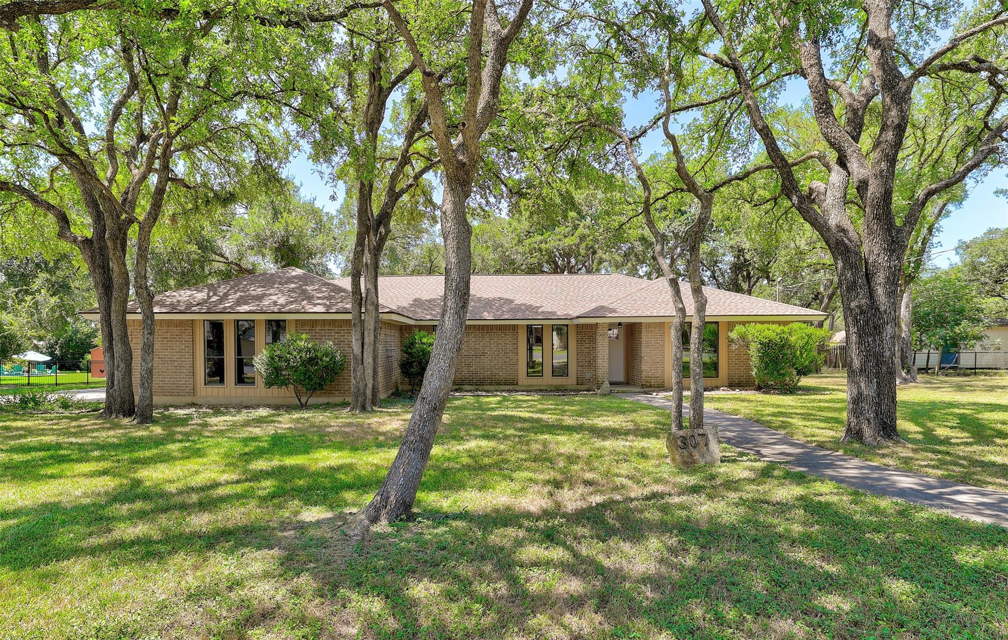 307 Las Plumas DR