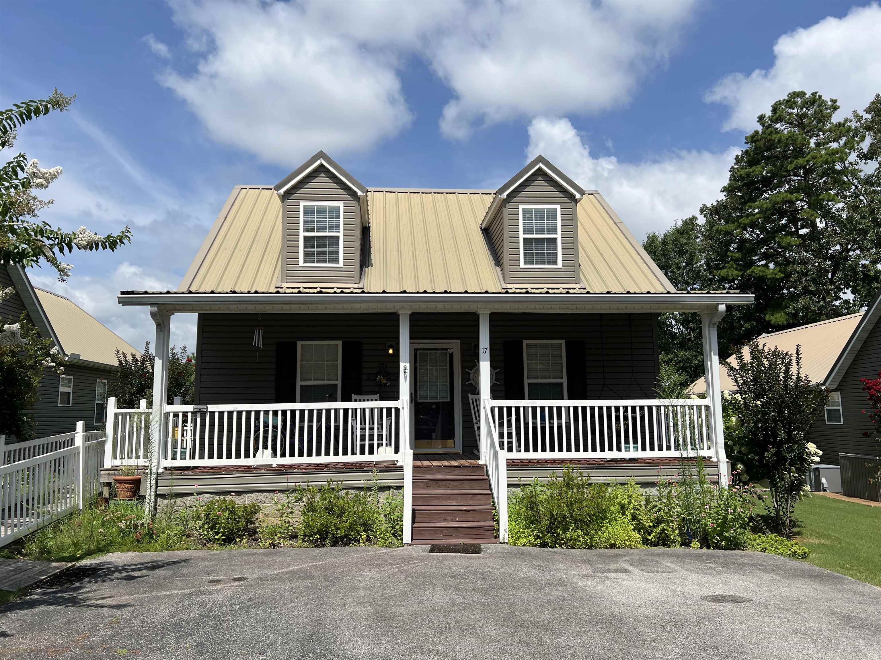 17 CONNIE CT