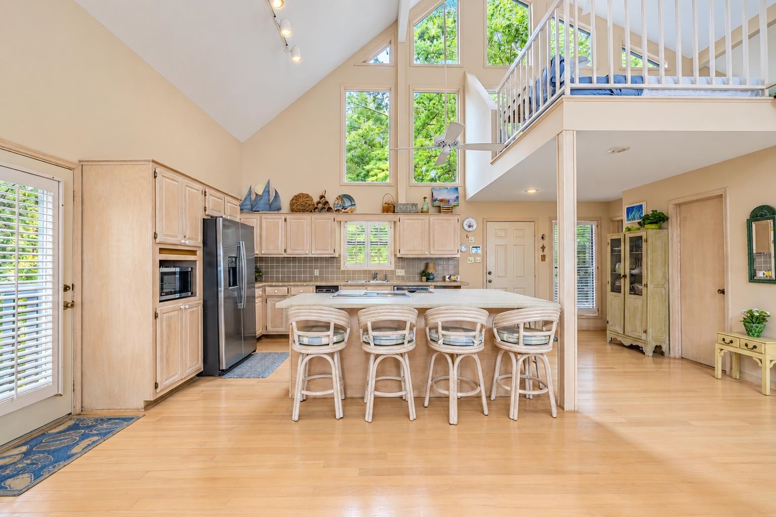 255 HOLLOW LN