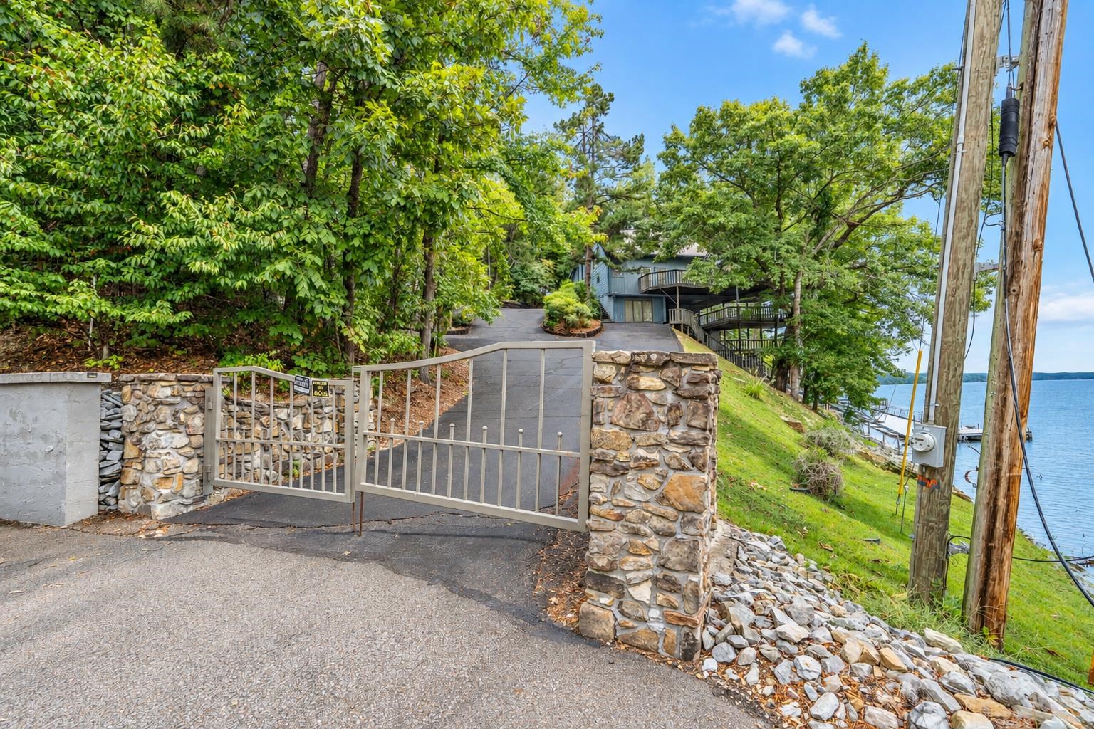 255 HOLLOW LN