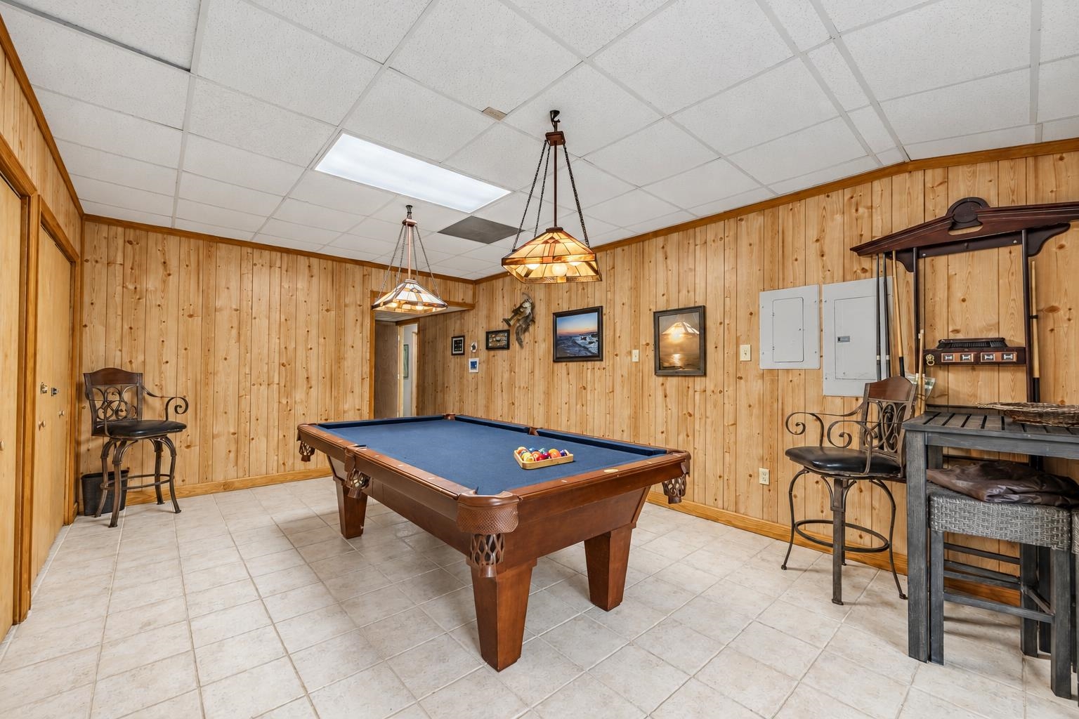 255 HOLLOW LN