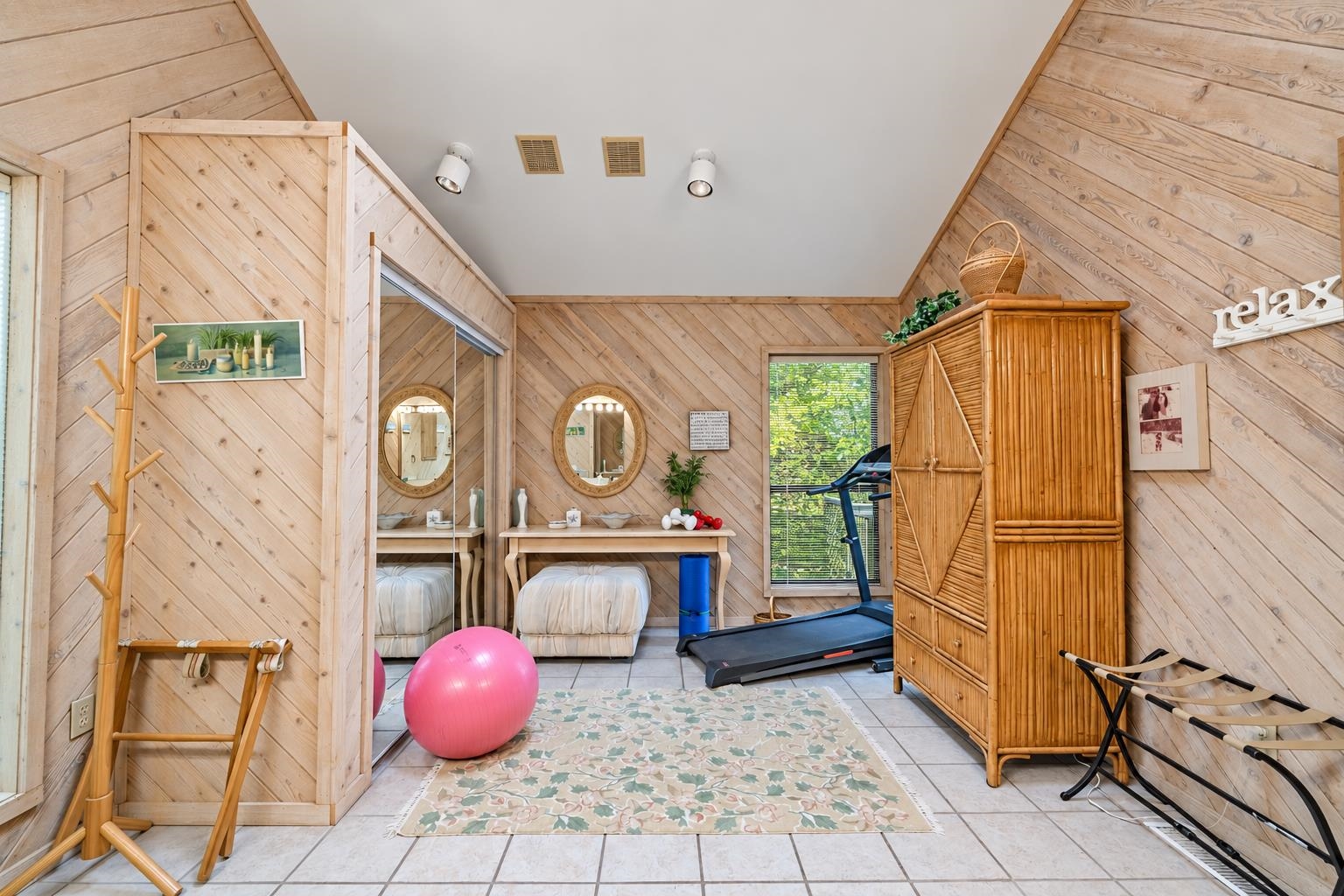 255 HOLLOW LN