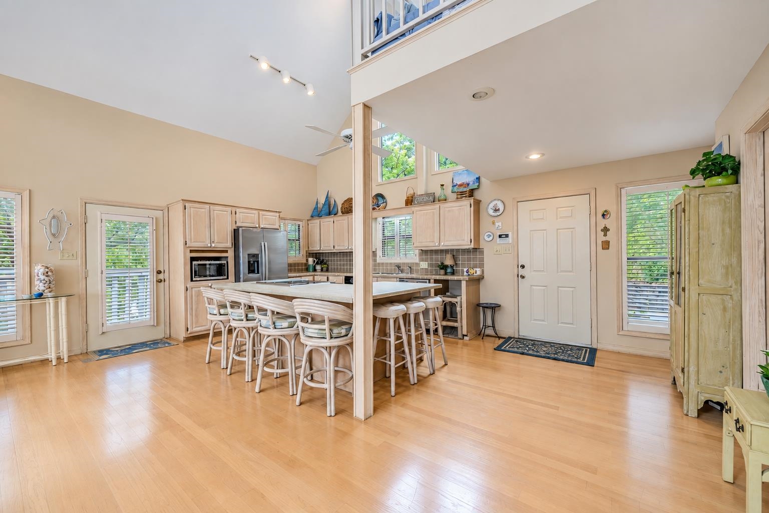 255 HOLLOW LN