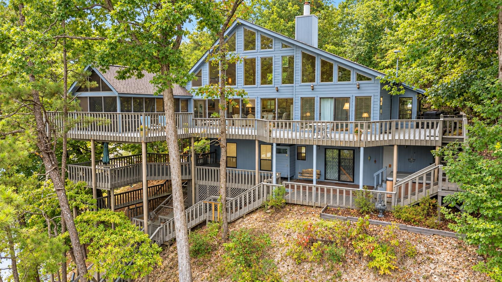 255 HOLLOW LN