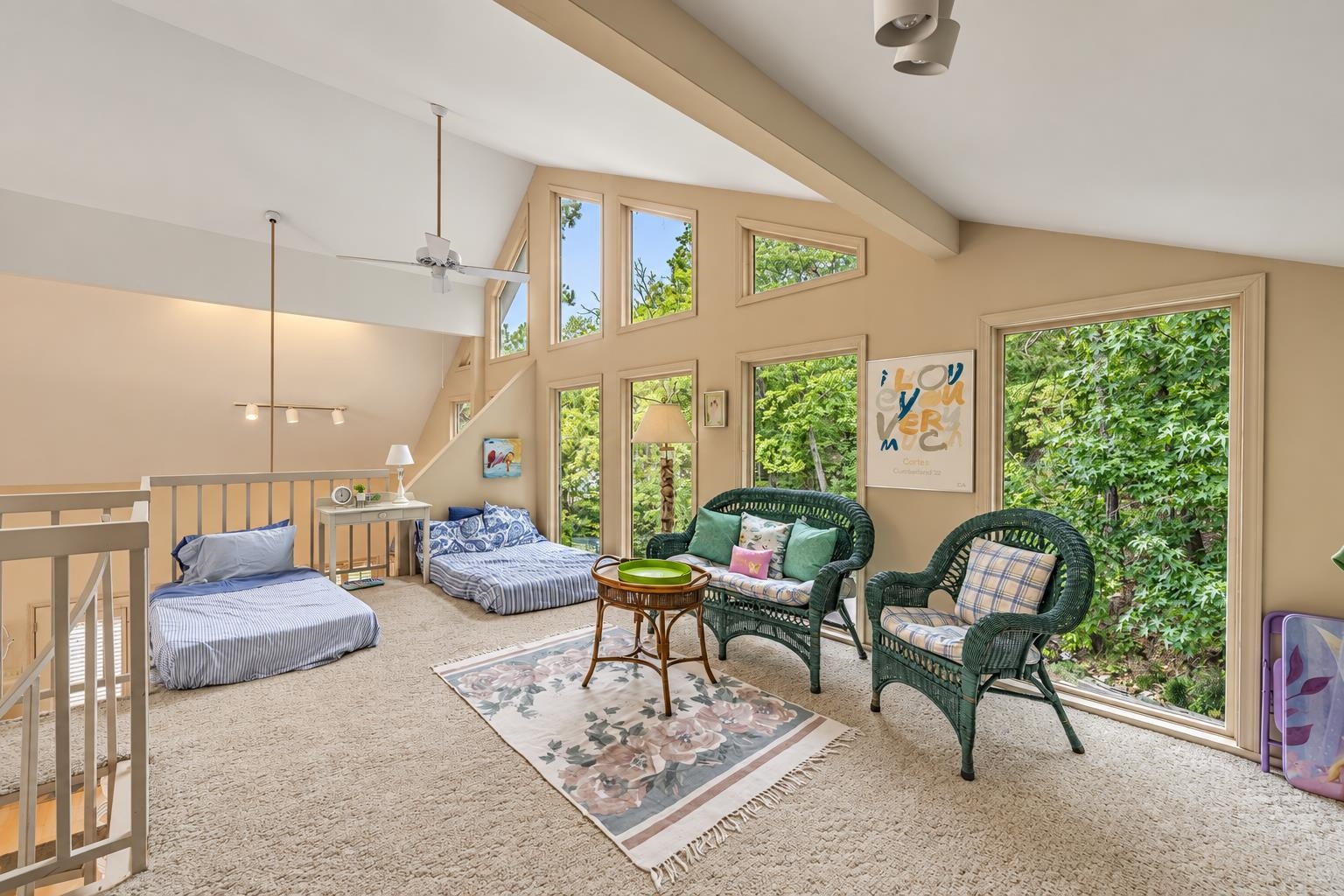 255 HOLLOW LN