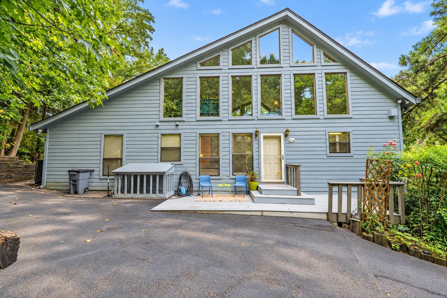 255 HOLLOW LN