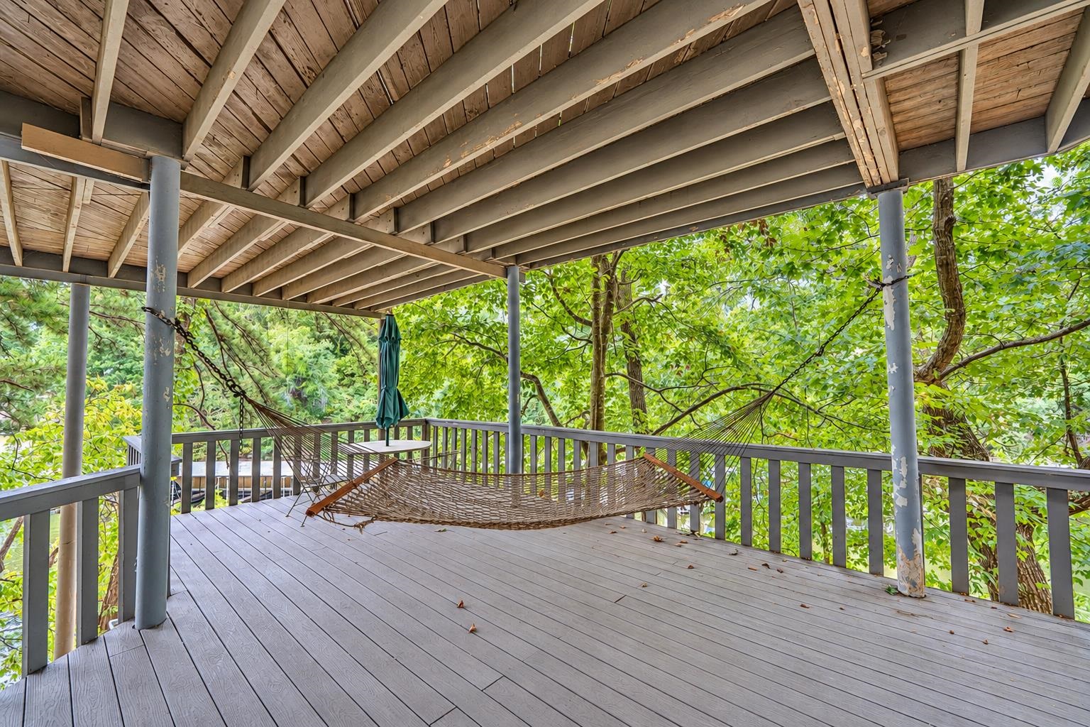 255 HOLLOW LN
