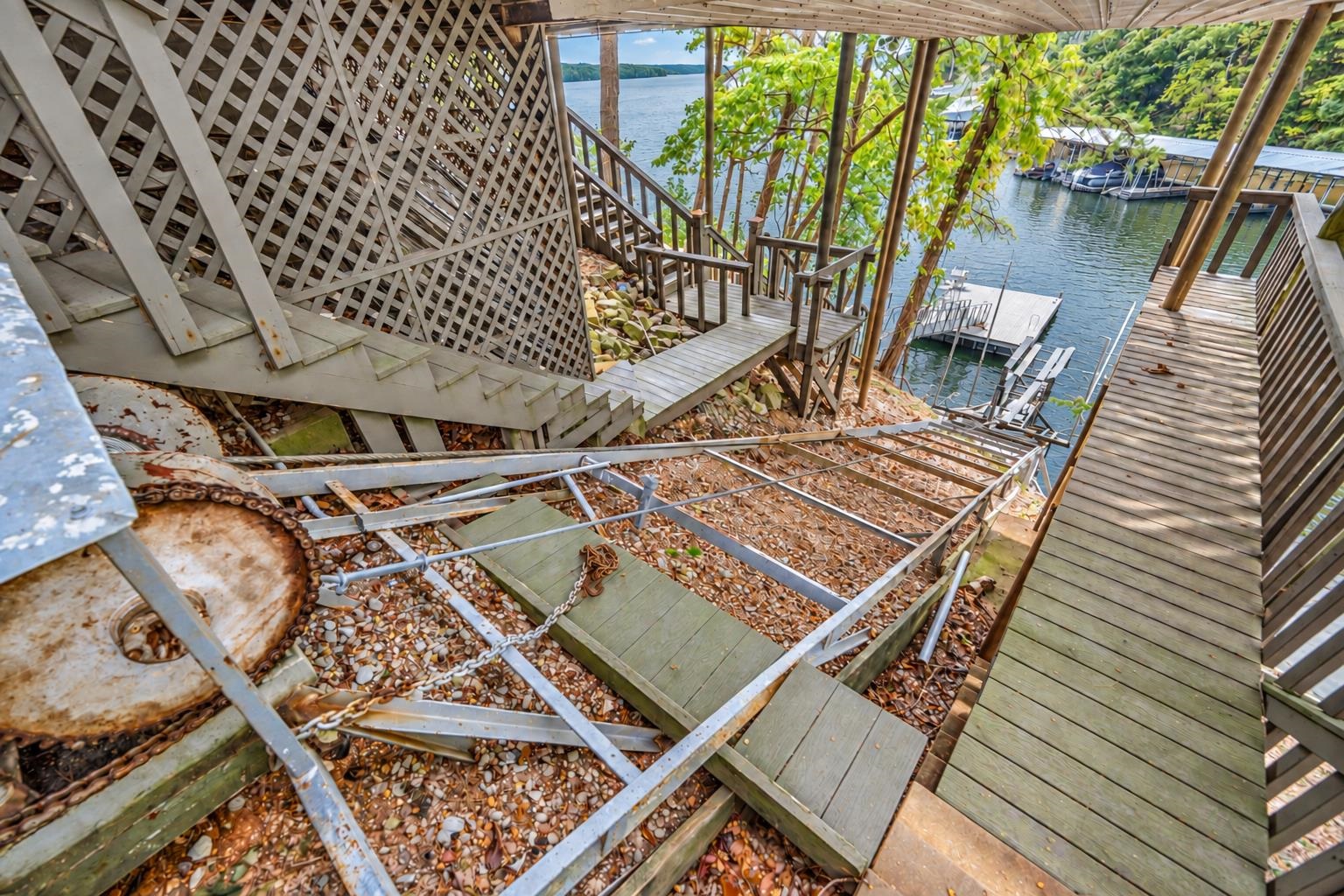 255 HOLLOW LN
