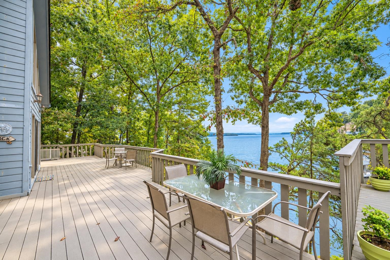 255 HOLLOW LN