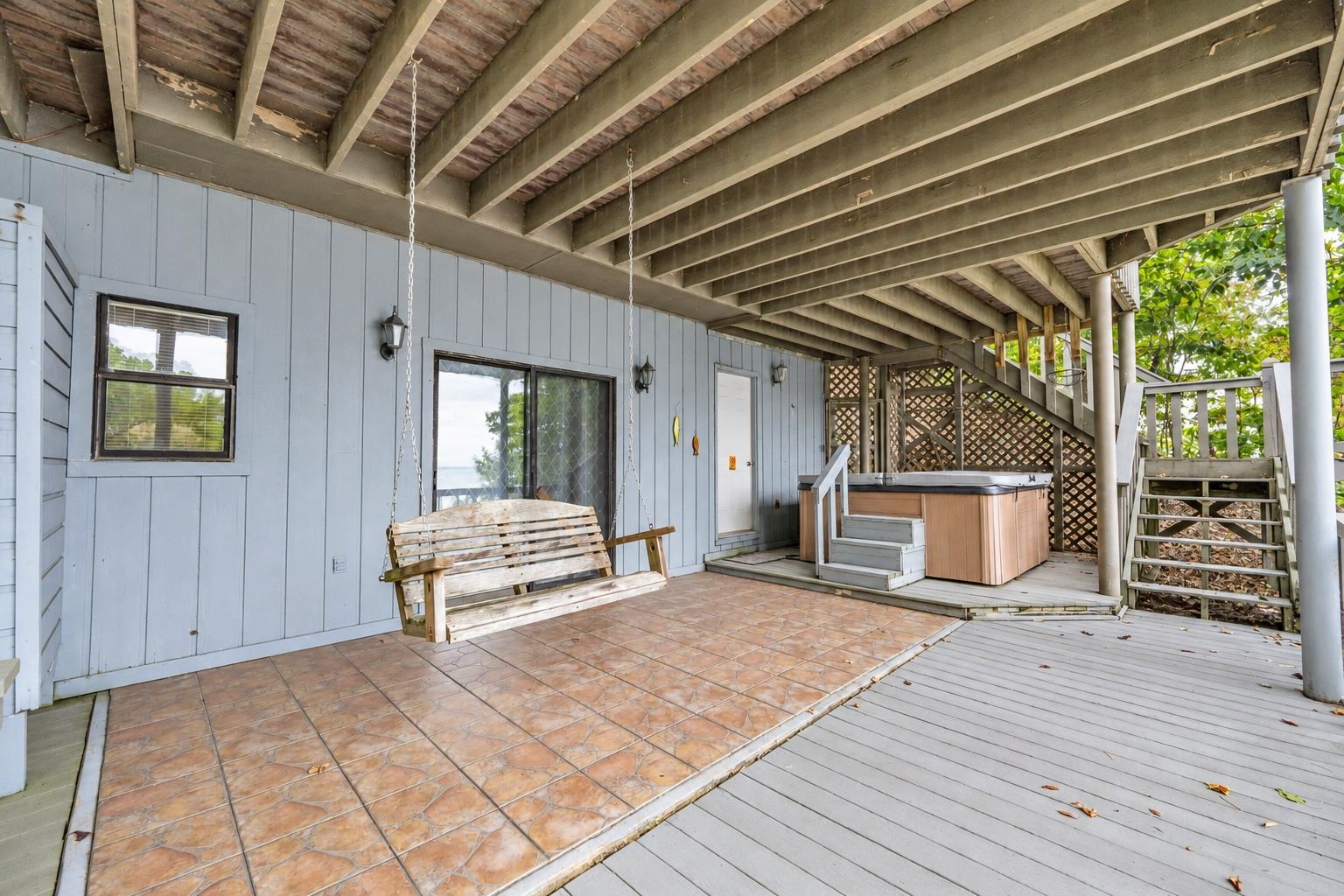 255 HOLLOW LN