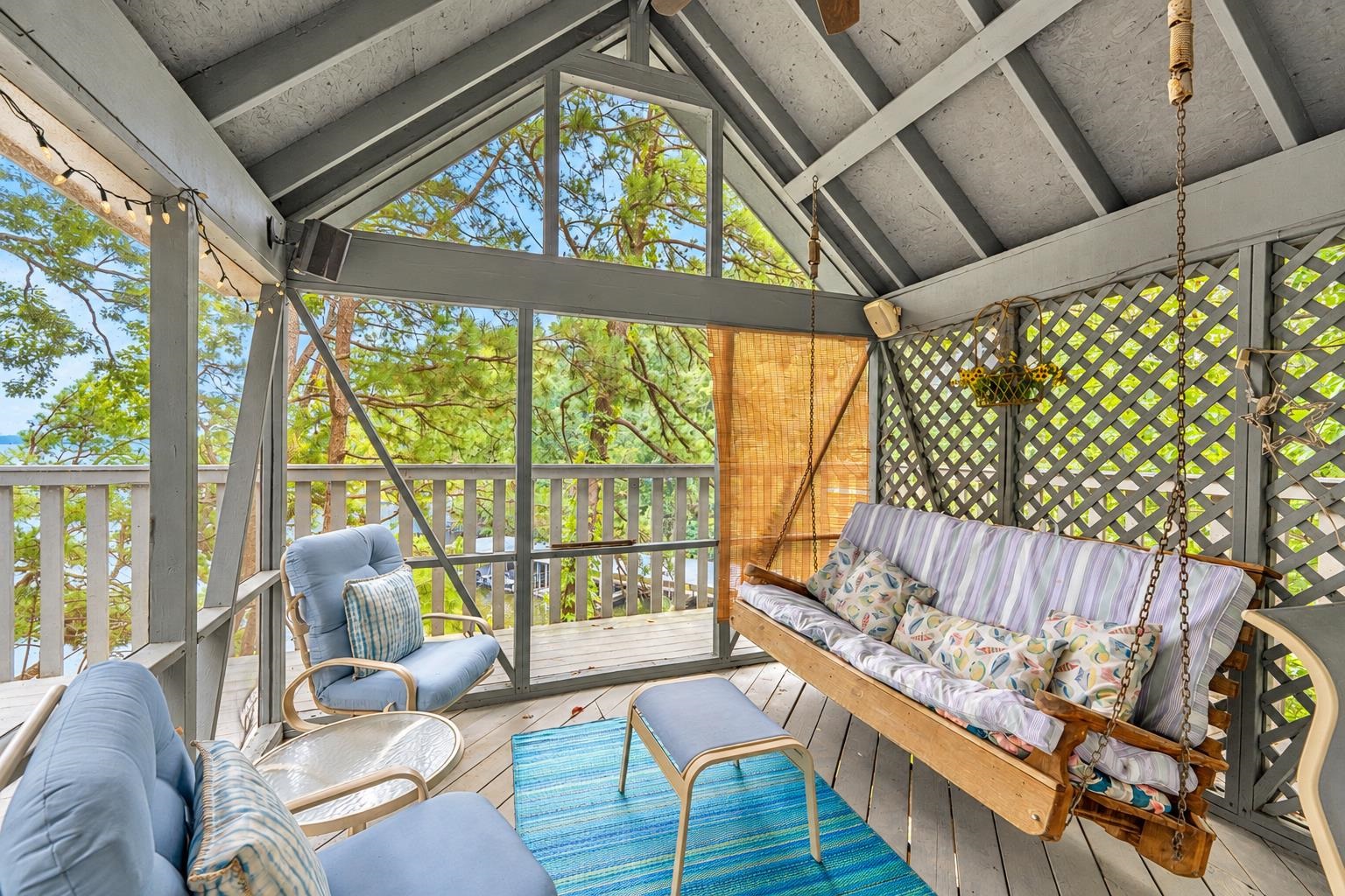 255 HOLLOW LN