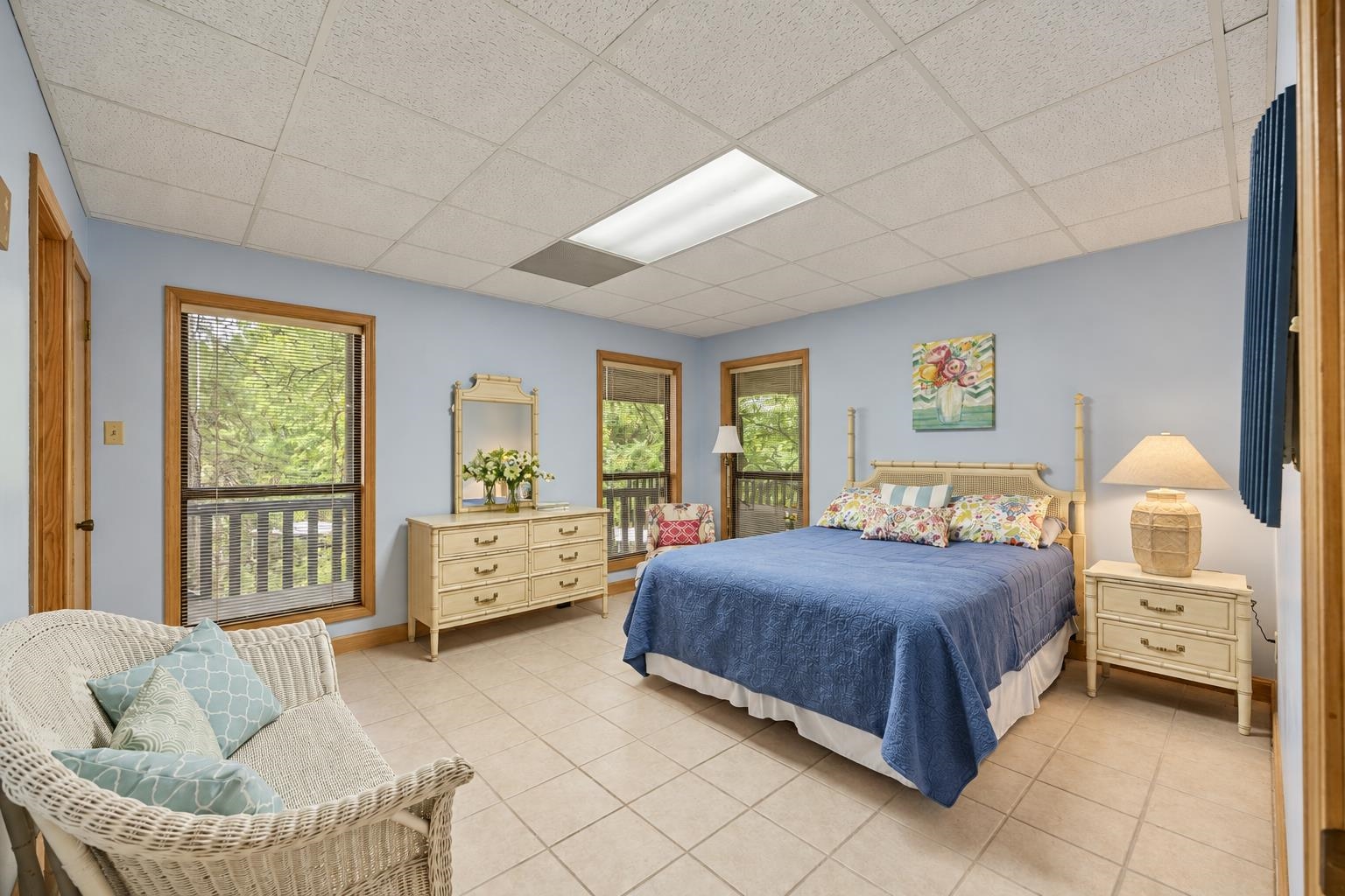 255 HOLLOW LN