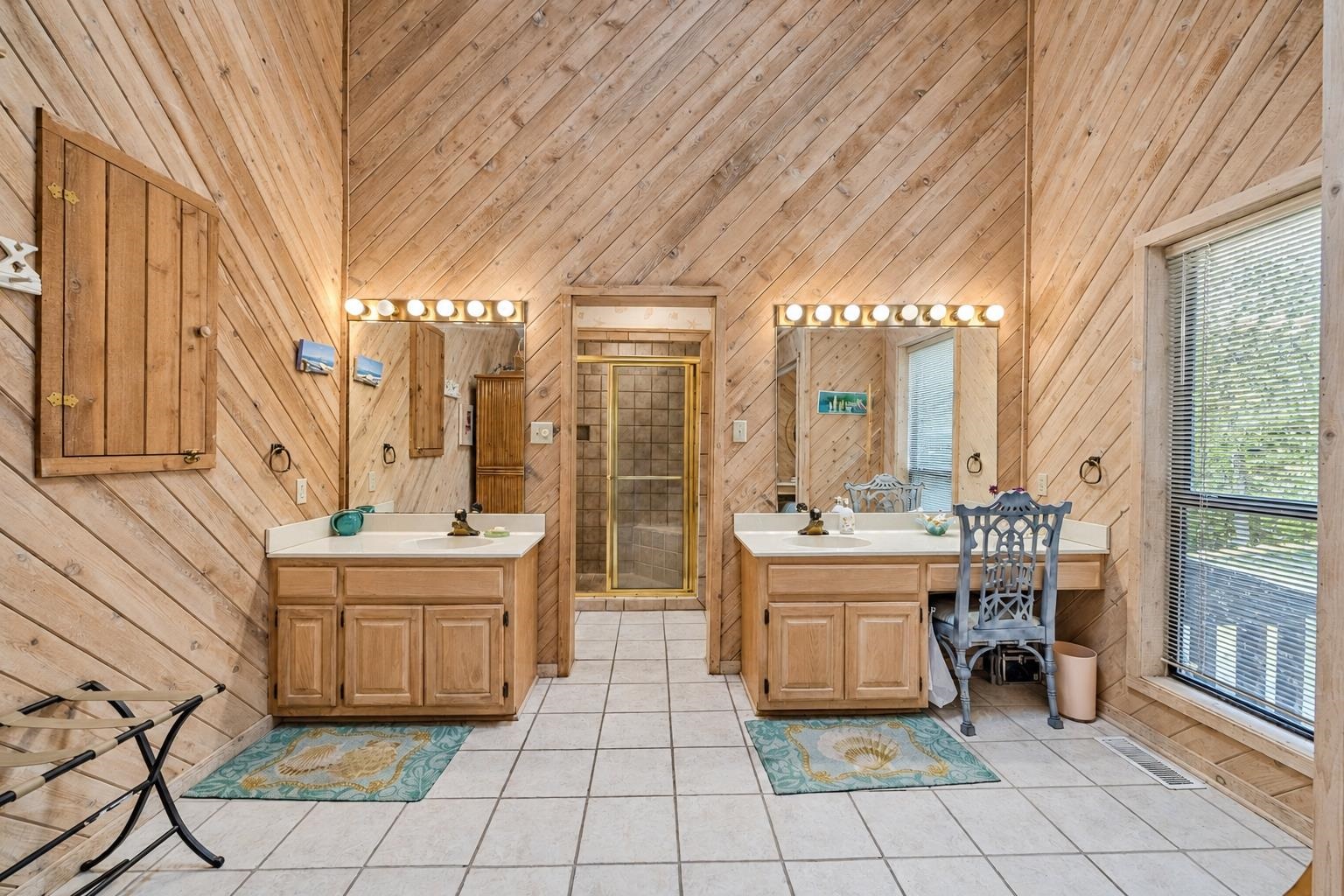 255 HOLLOW LN