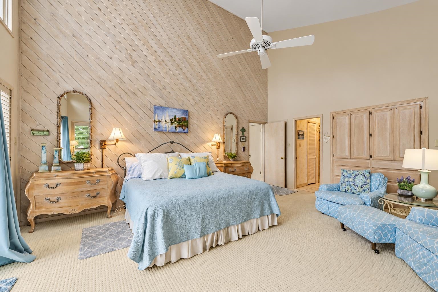 255 HOLLOW LN