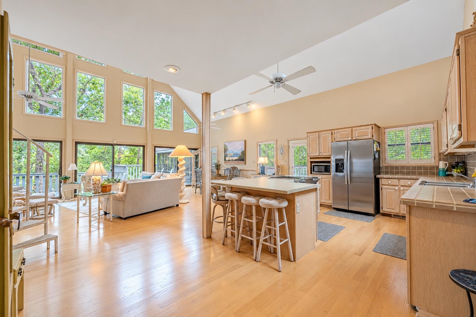 255 HOLLOW LN