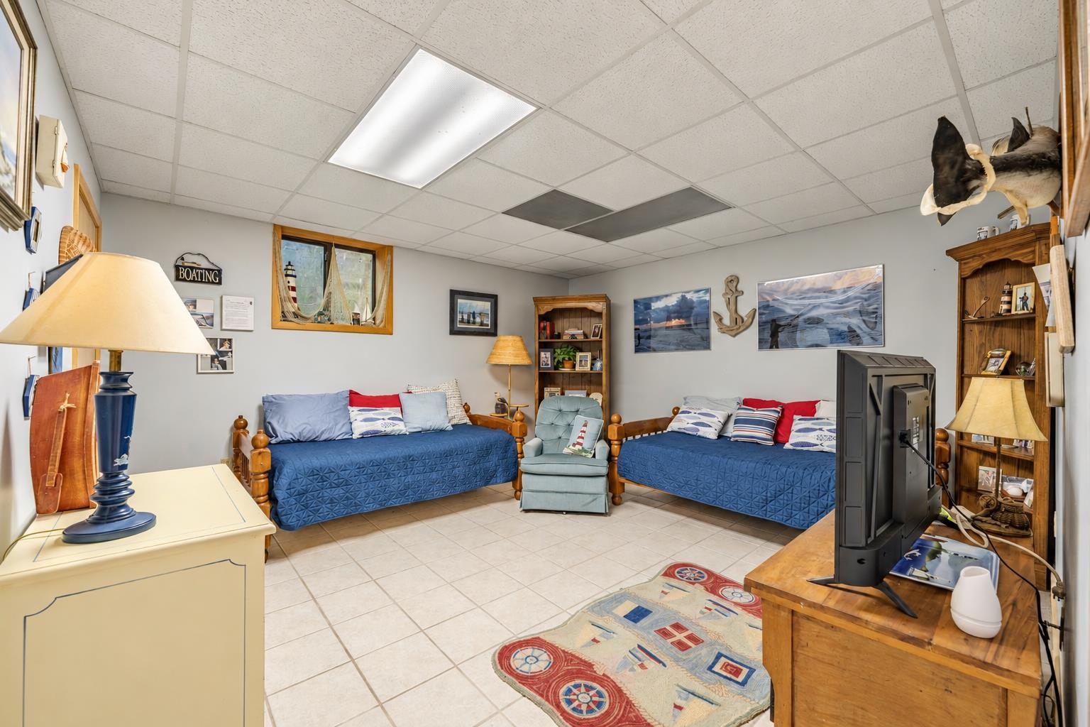 255 HOLLOW LN