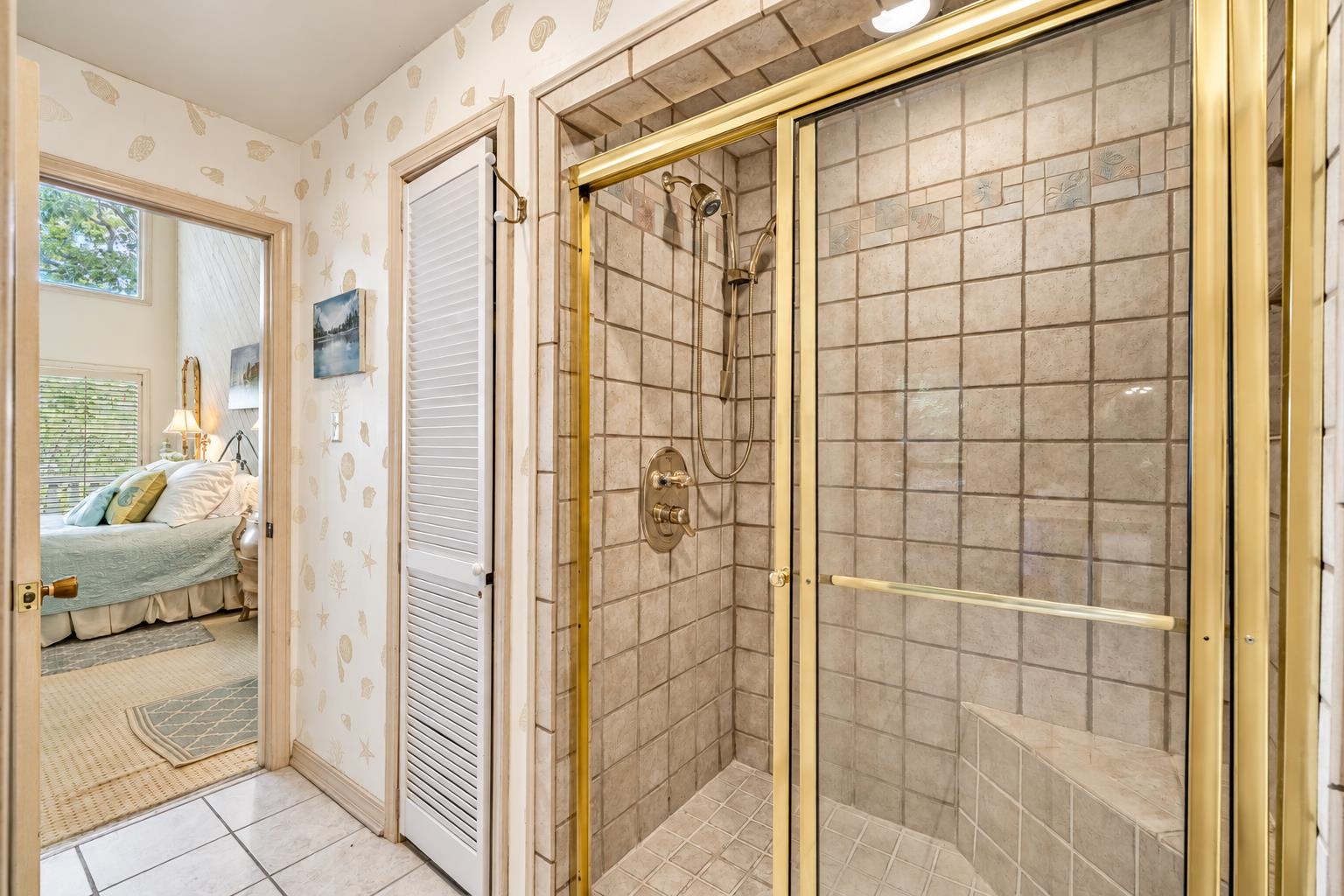 255 HOLLOW LN