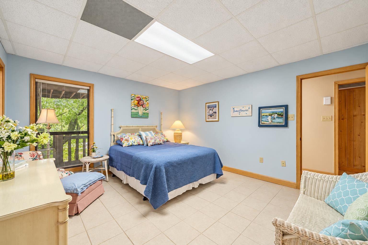 255 HOLLOW LN