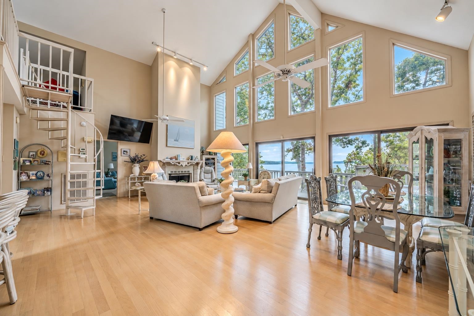 255 HOLLOW LN