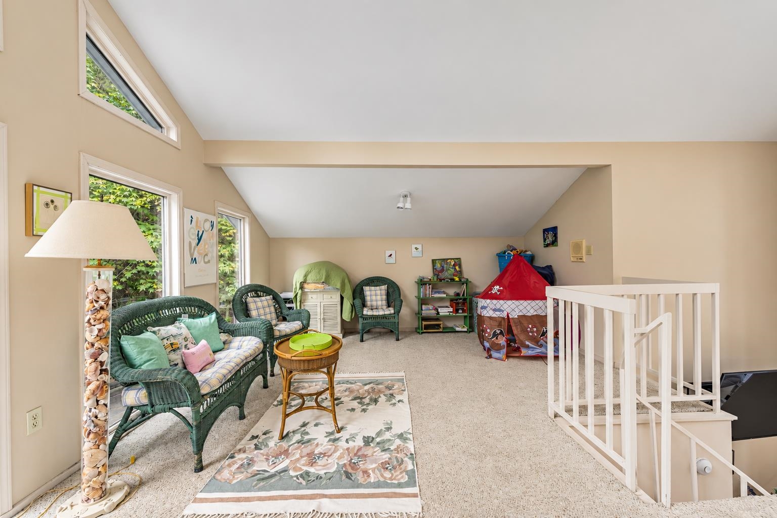 255 HOLLOW LN
