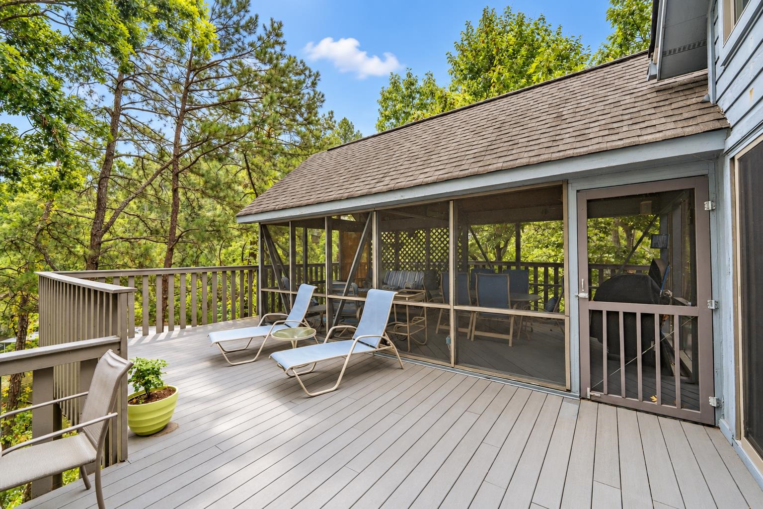 255 HOLLOW LN