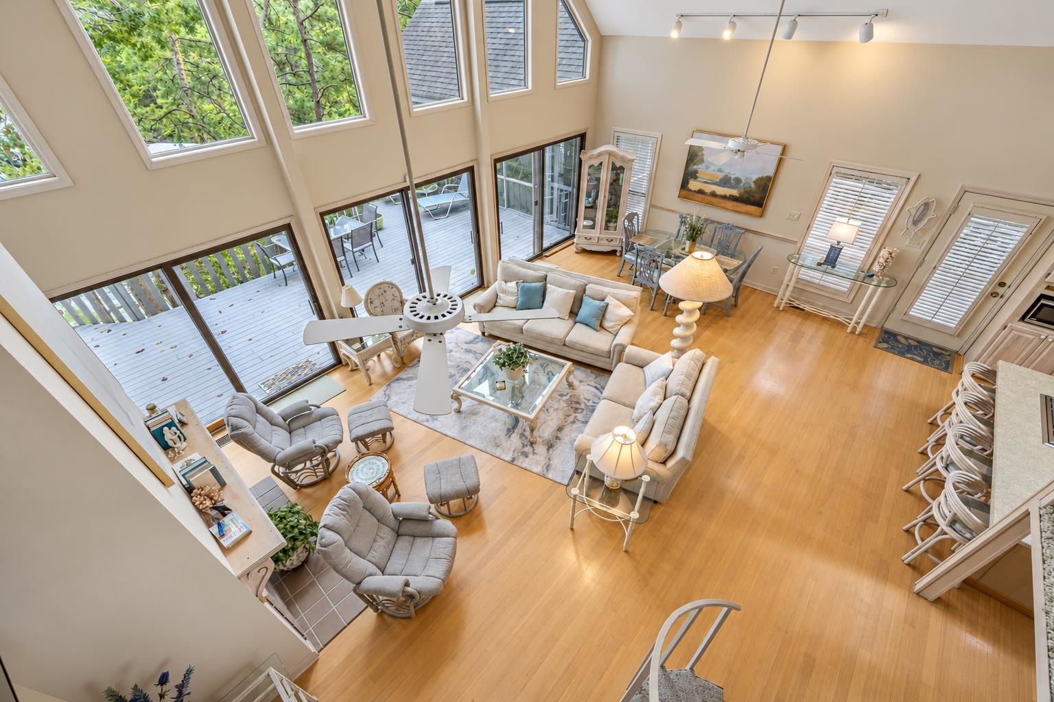 255 HOLLOW LN