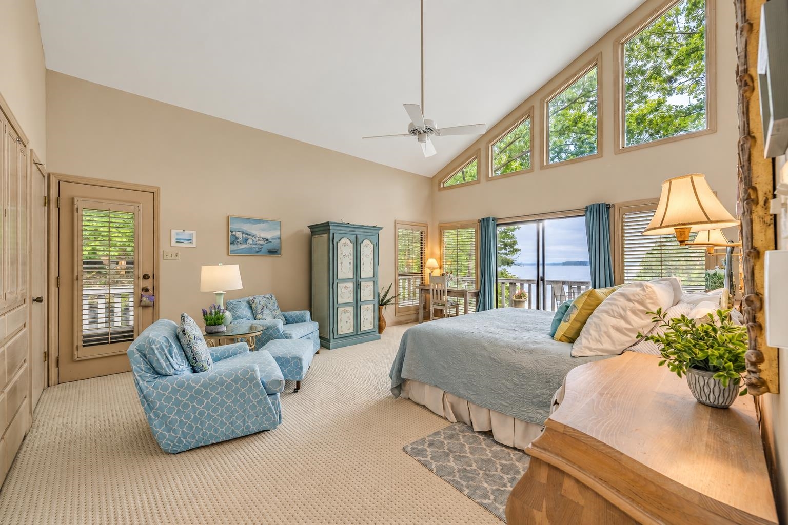 255 HOLLOW LN