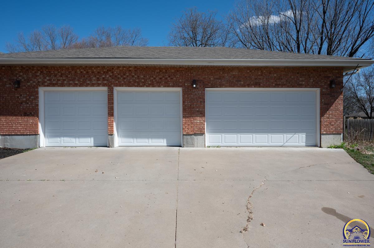 6048 NW North Hills DR