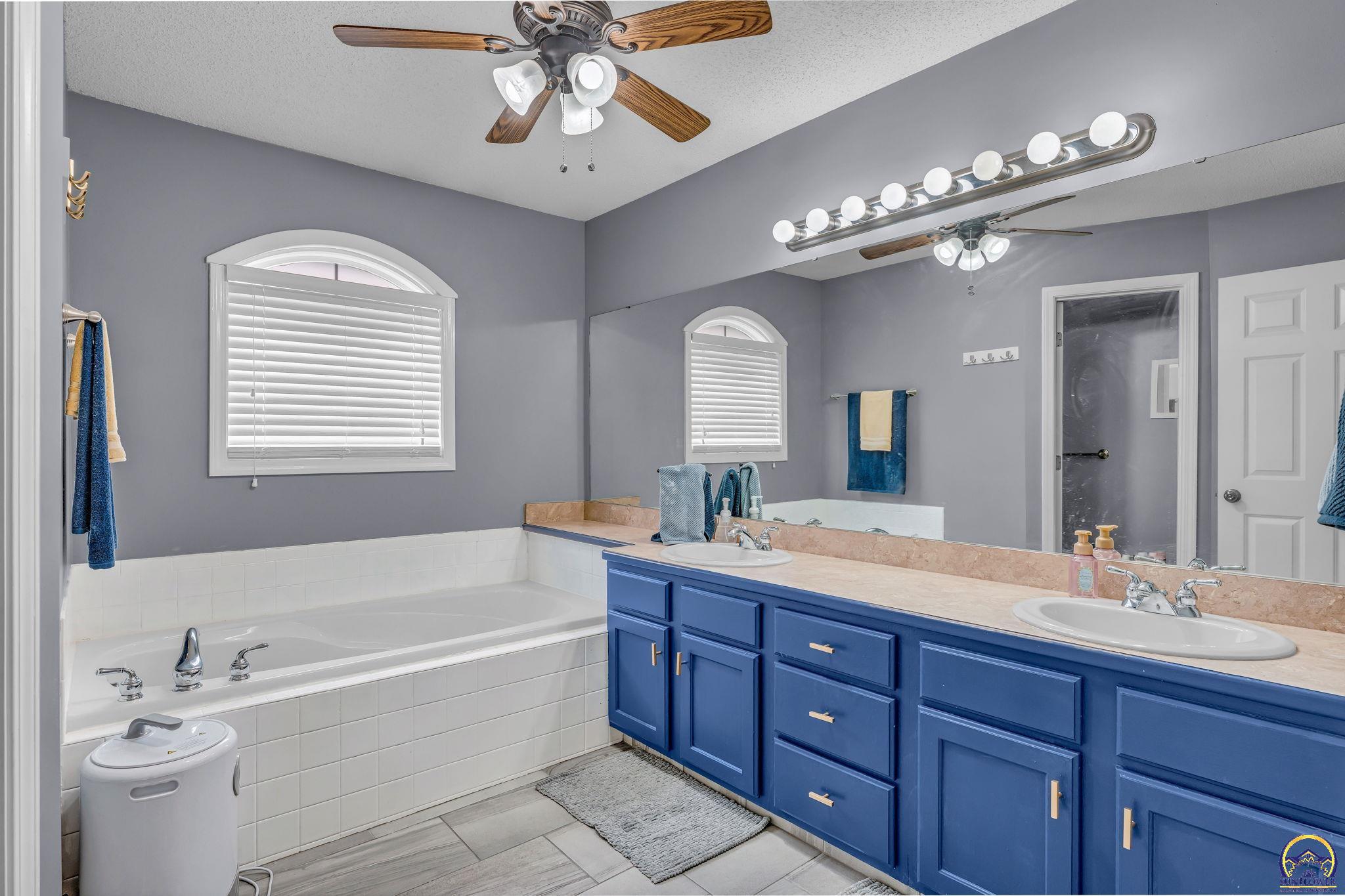 2538 SW Windermere CT