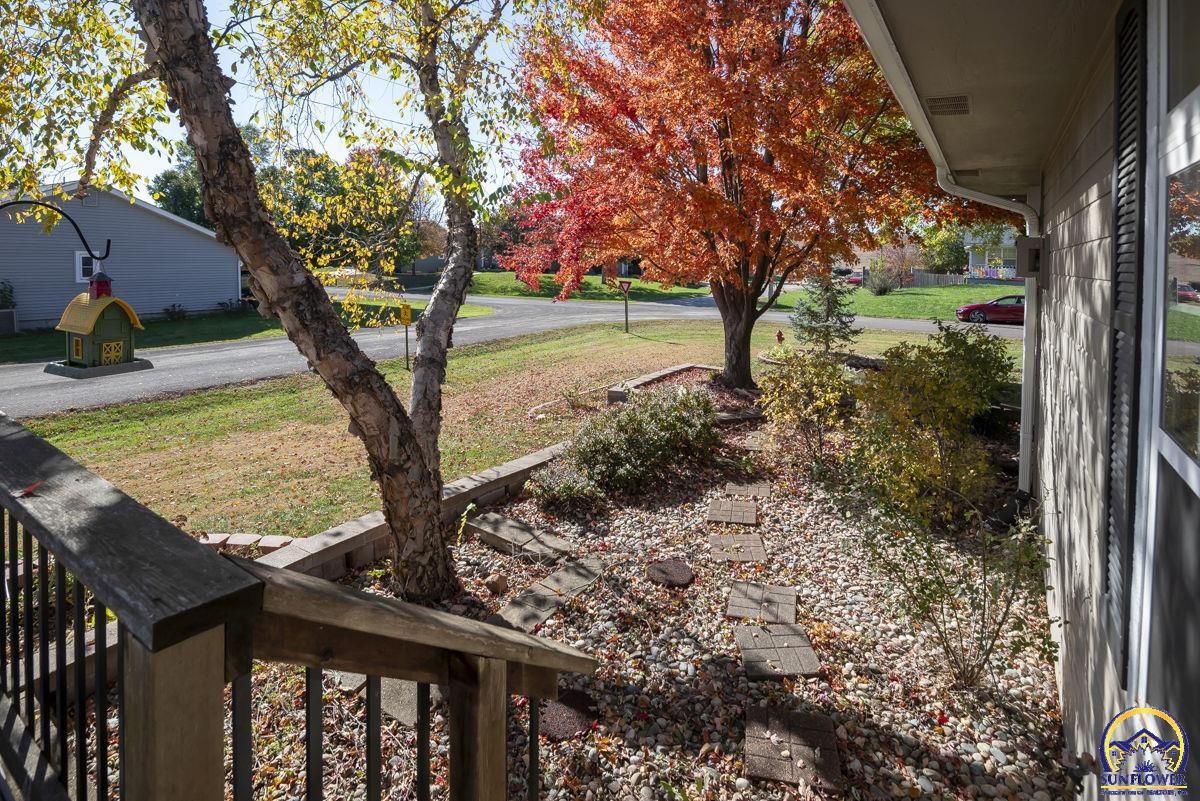 302 Sunset LN