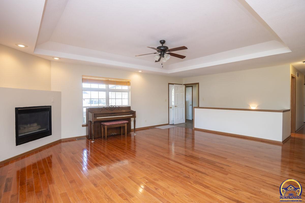 302 Sunset LN