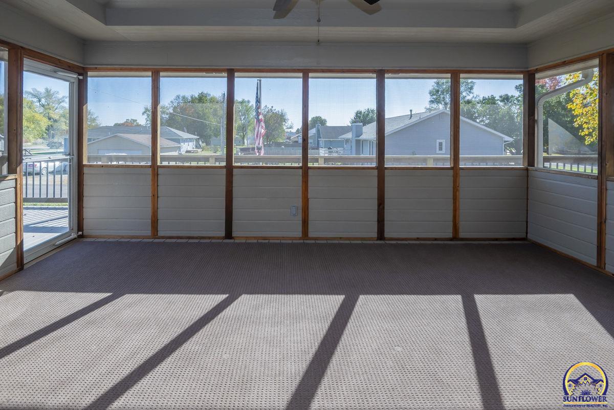 302 Sunset LN
