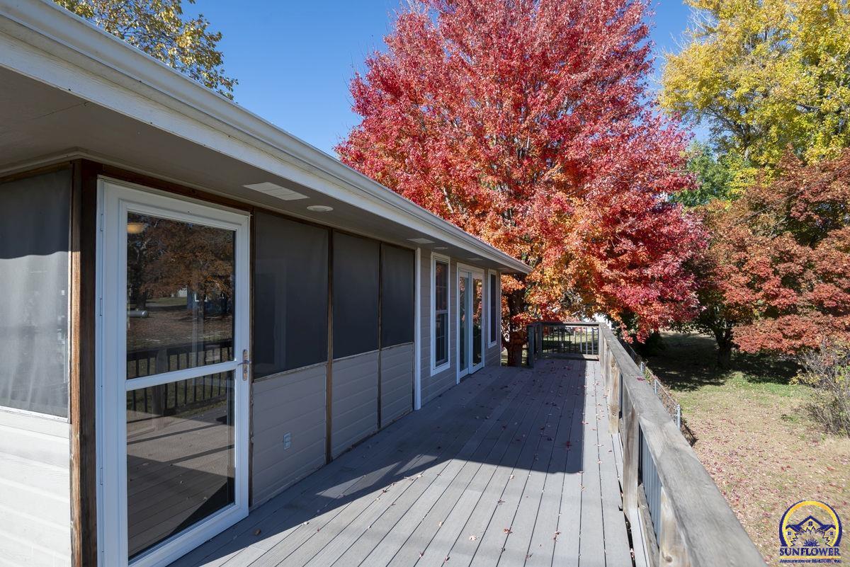 302 Sunset LN