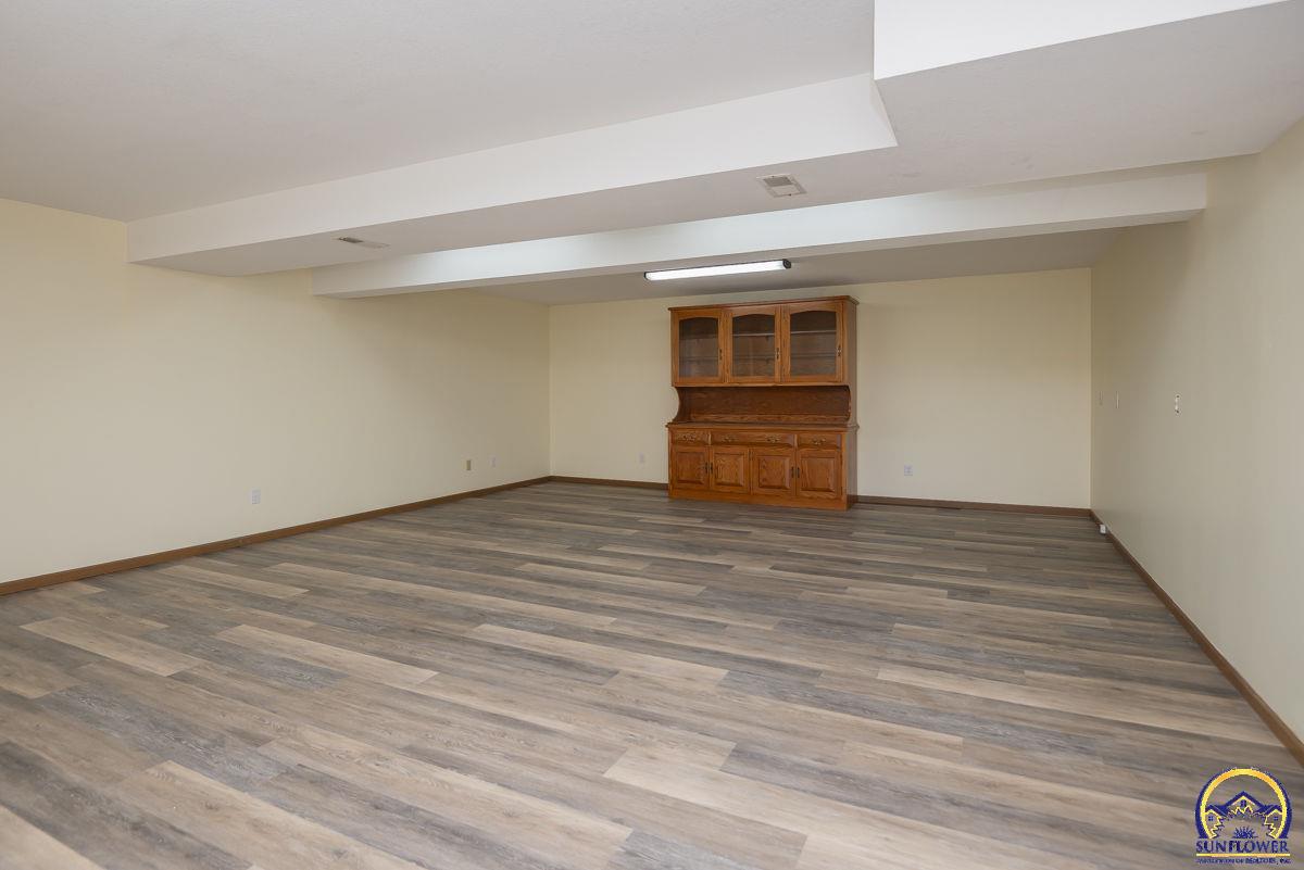 302 Sunset LN