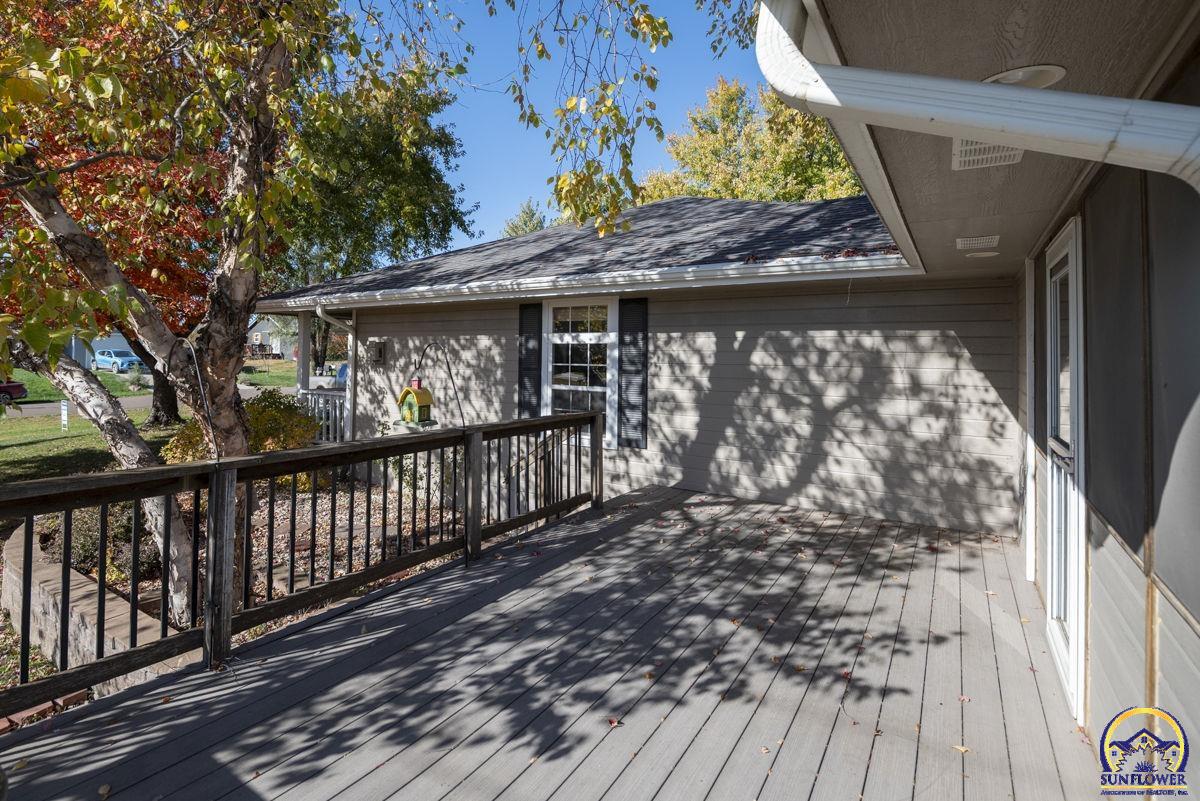 302 Sunset LN