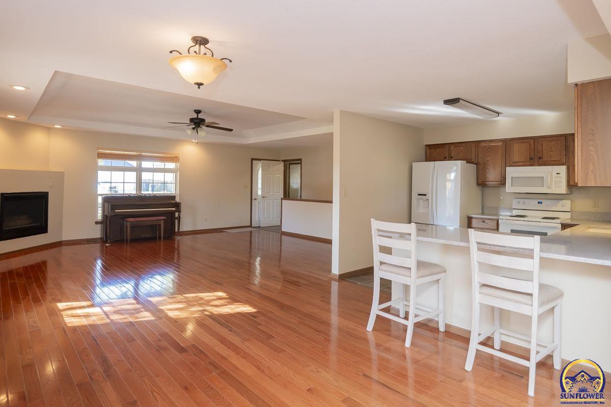 302 Sunset LN