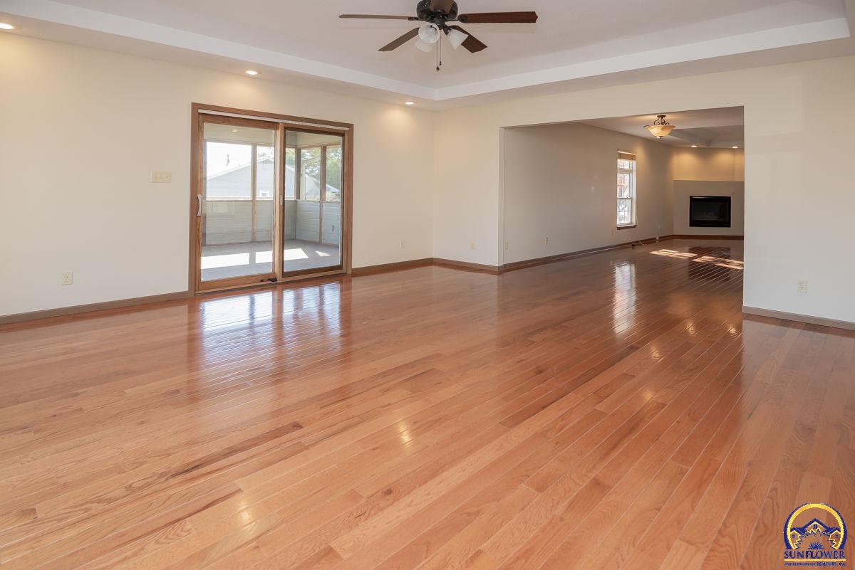 302 Sunset LN