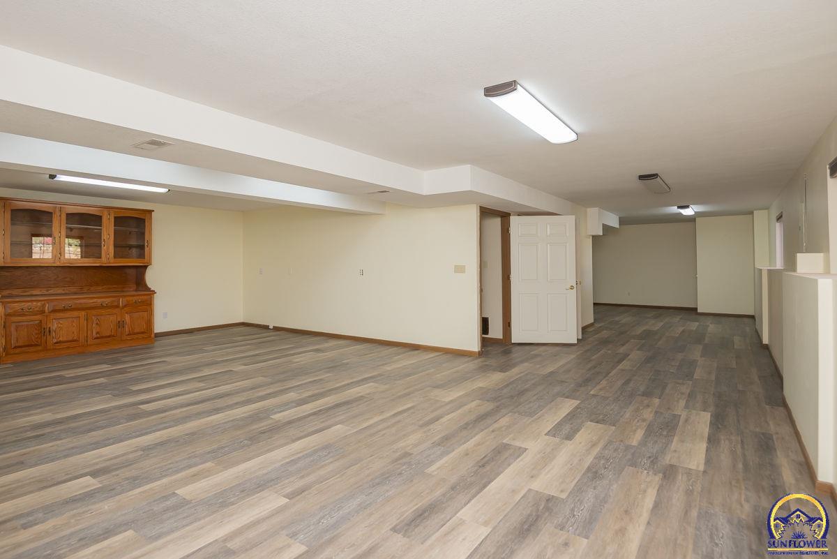 302 Sunset LN
