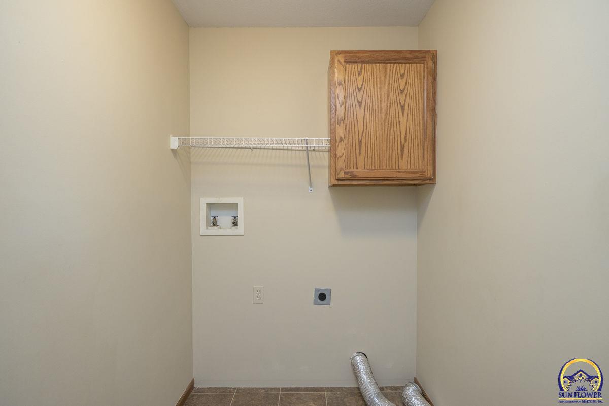 302 Sunset LN