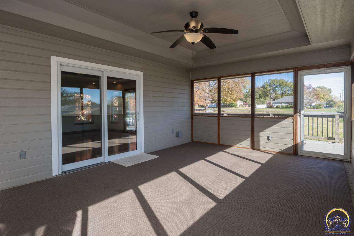 302 Sunset LN