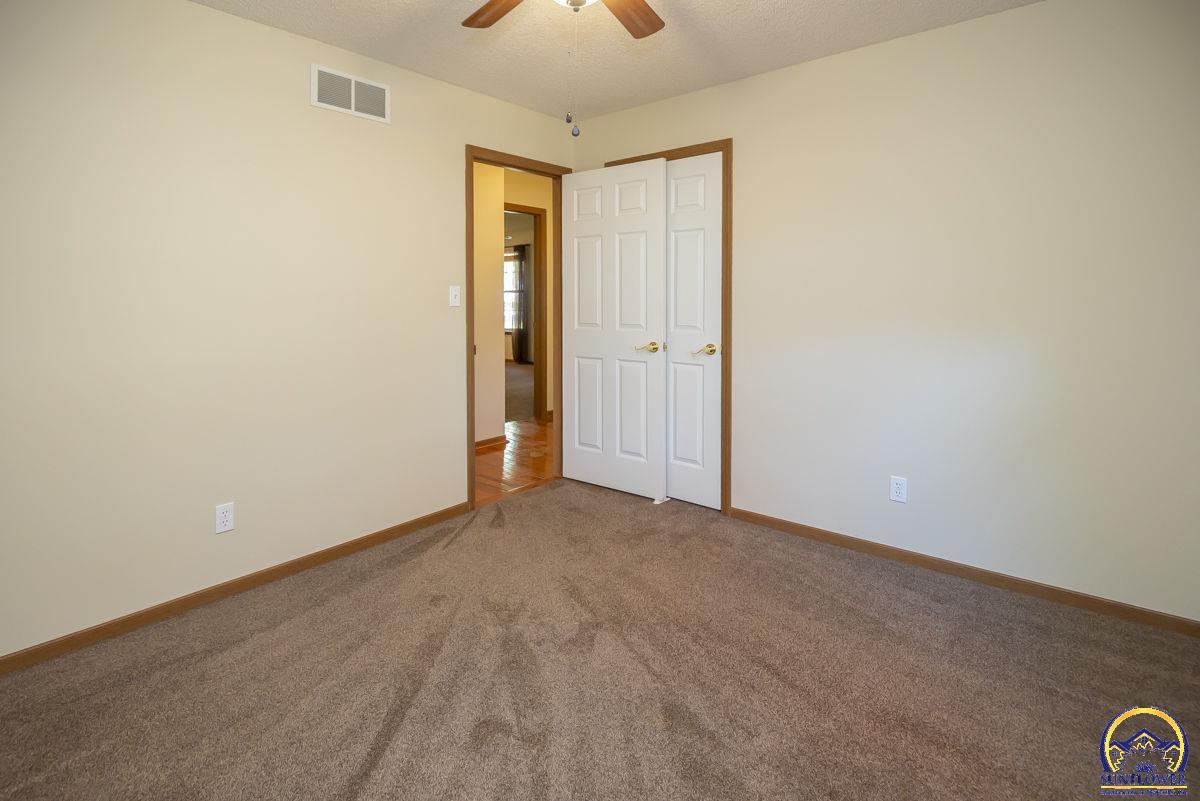 302 Sunset LN