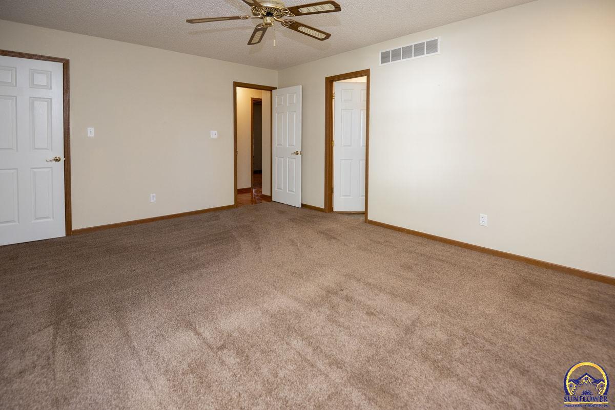 302 Sunset LN