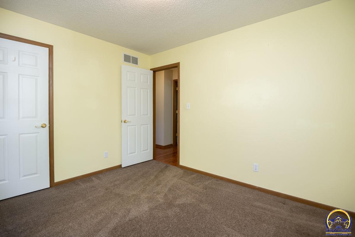 302 Sunset LN