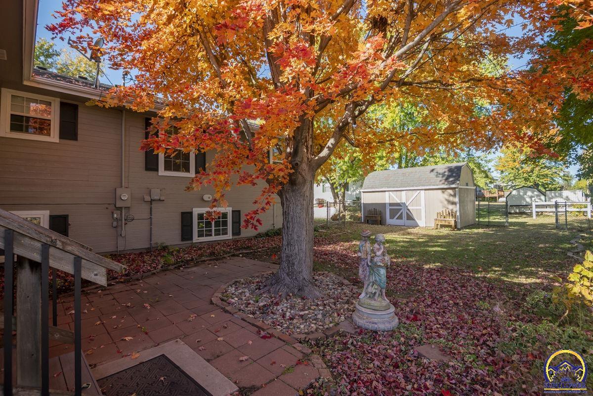 302 Sunset LN