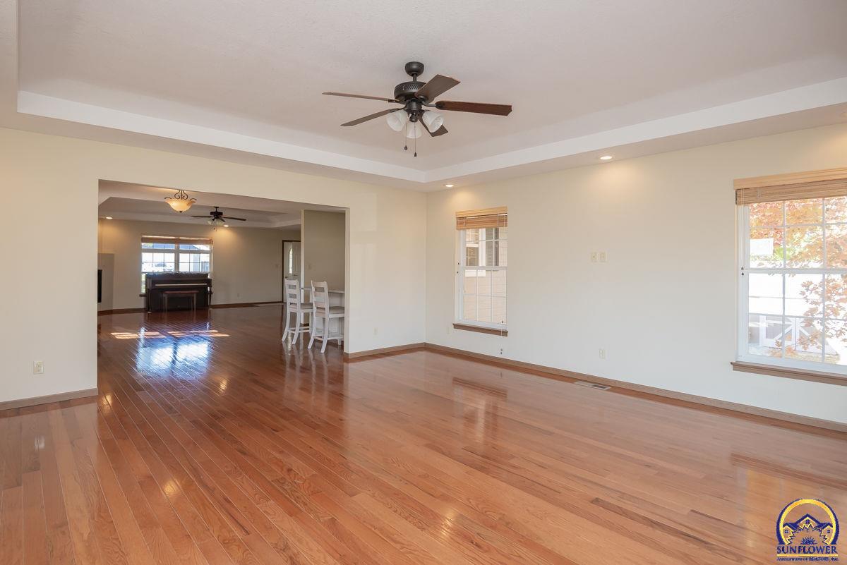 302 Sunset LN