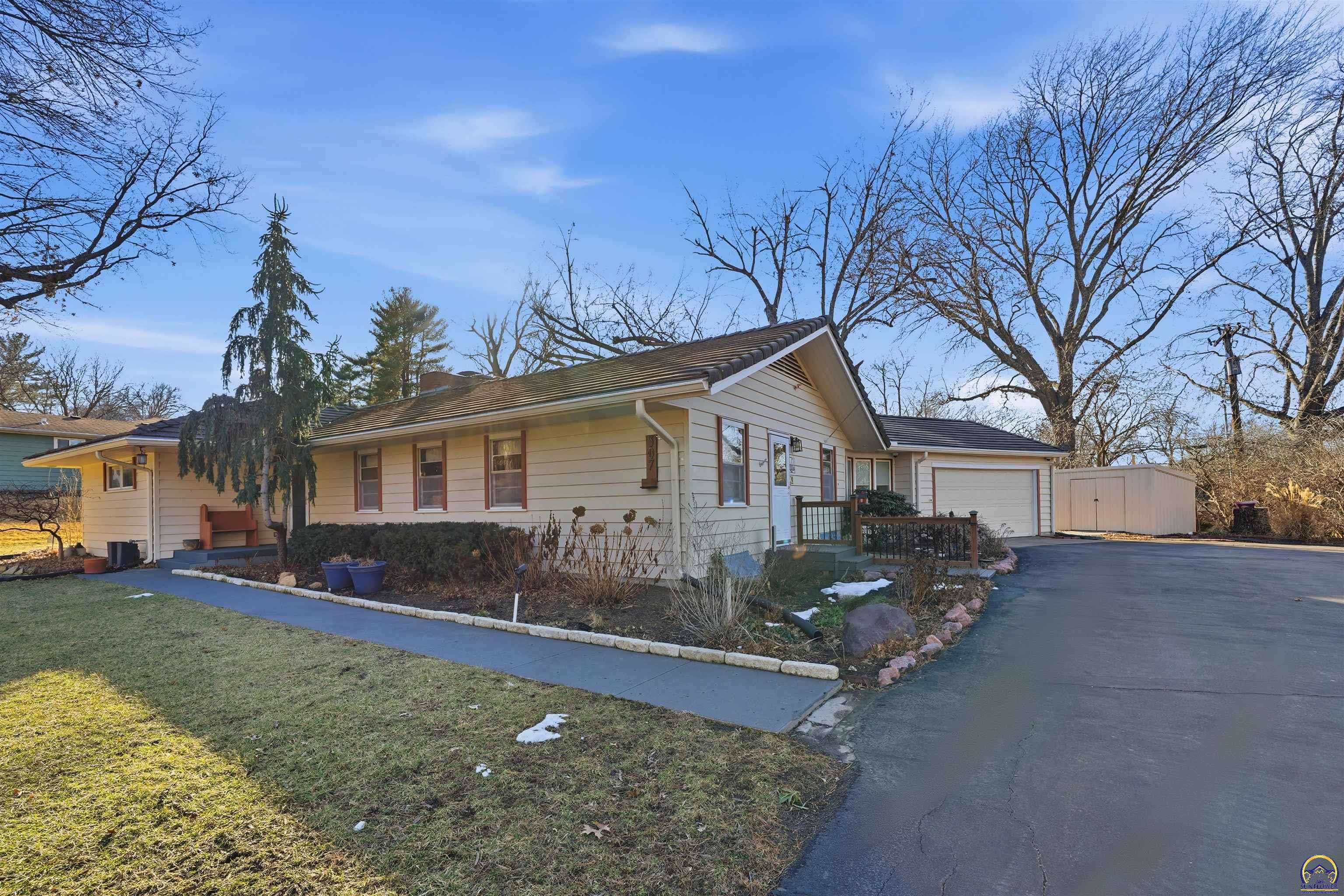 307 SW Woodbury LN