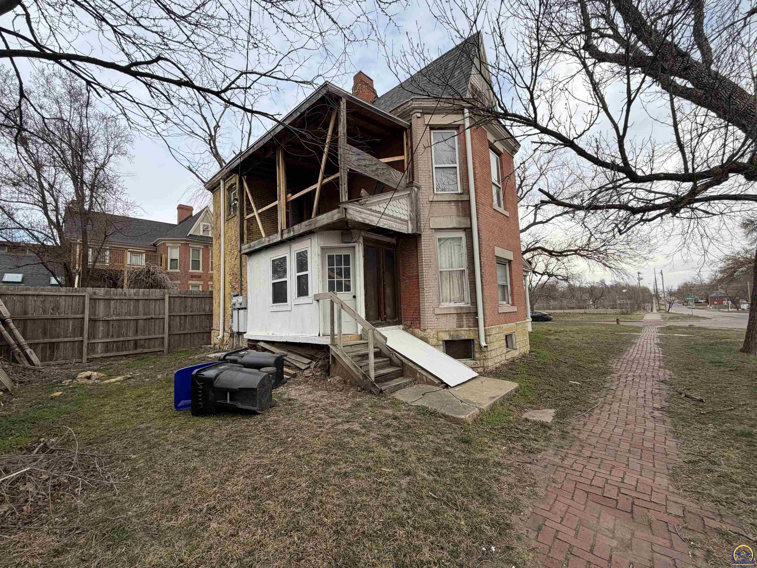 335 SW Western AVE