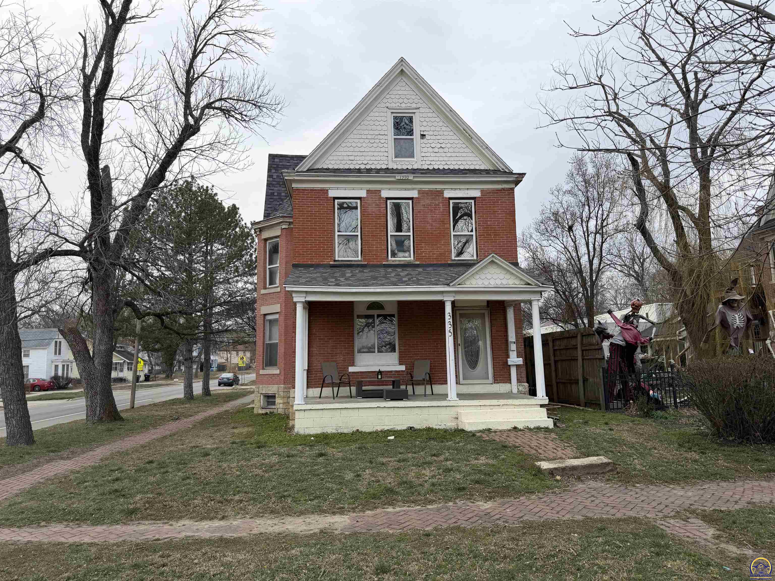 335 SW Western AVE